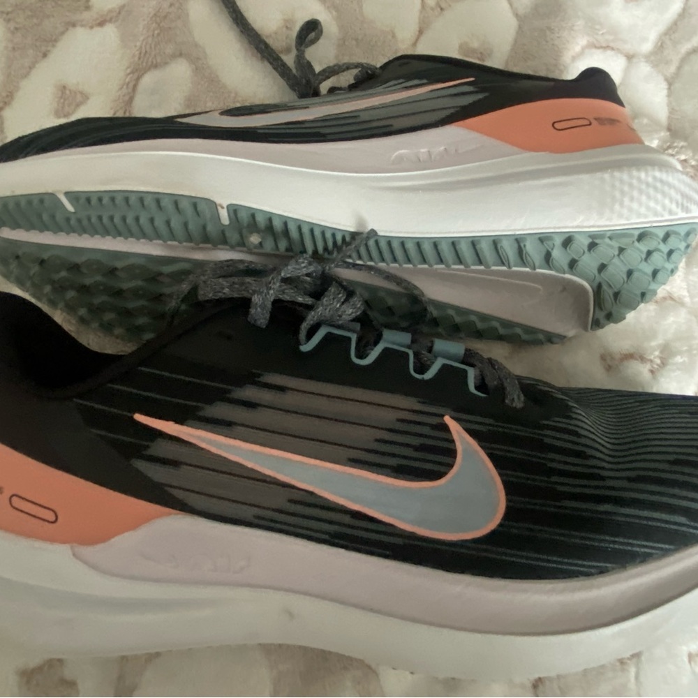 Nike Winflo-09 Women’s 12. Excellent condition